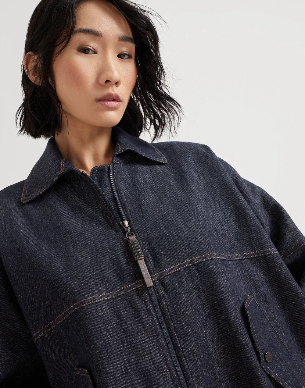 BRUNELLO CUCINELLI Cazadora bomber de sarga efecto denim con tirador de cremallera brillante de mujer