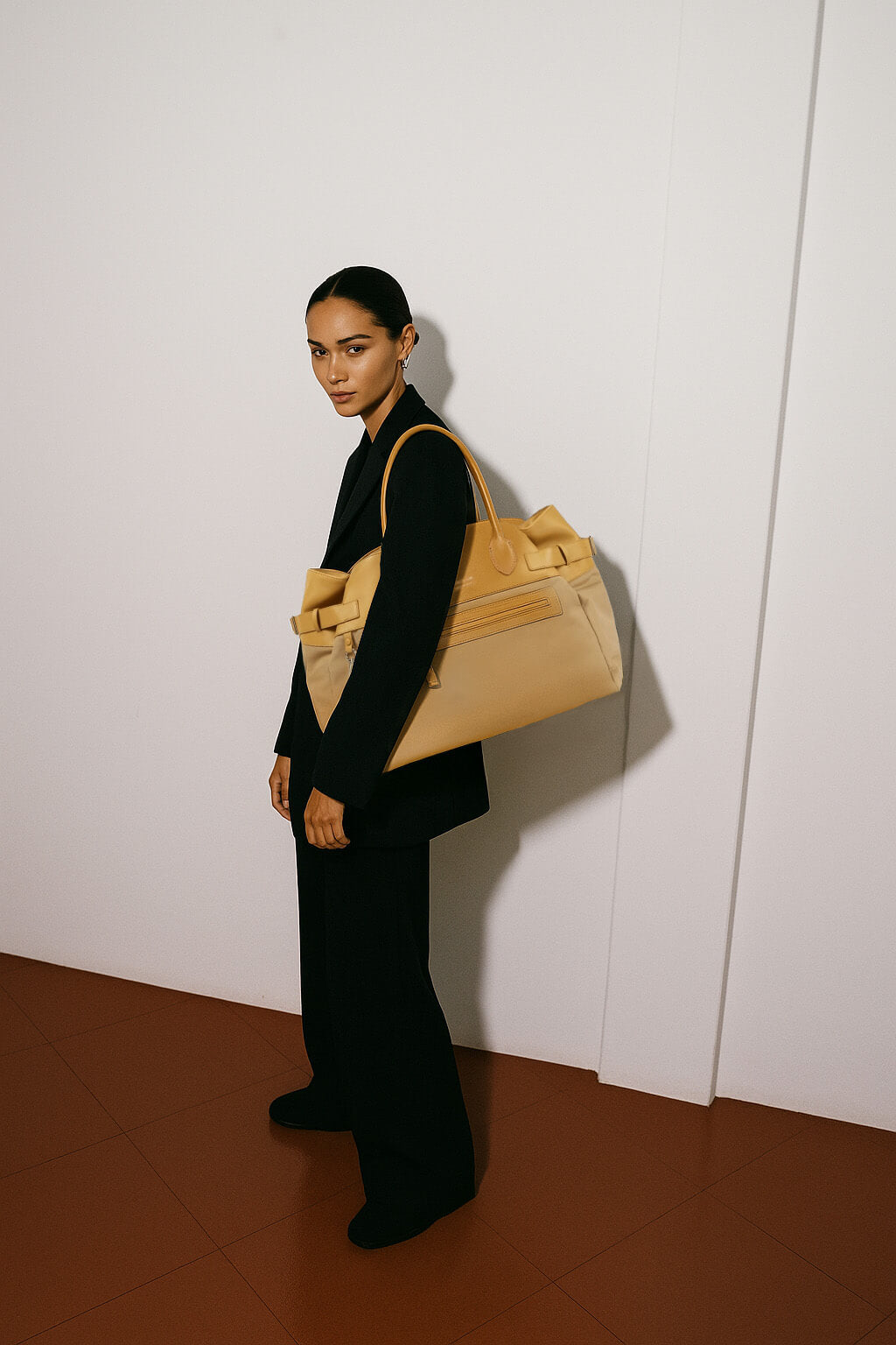 The Row Margaux 17 反扣皮革帆布托特包